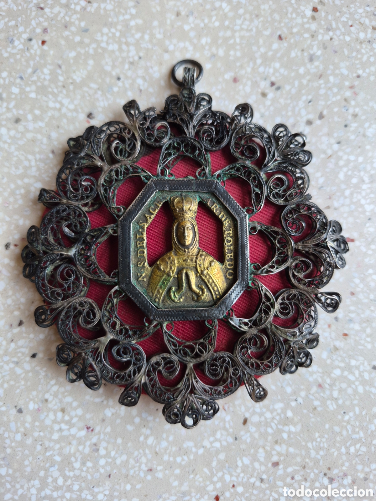 Antig&uuml;edades: Medalla Relicario de Filigrana Plata VIRGEN del SAGRARIO TOLEDO - Siglo XVIII - 9,6 x 9,1 cm.