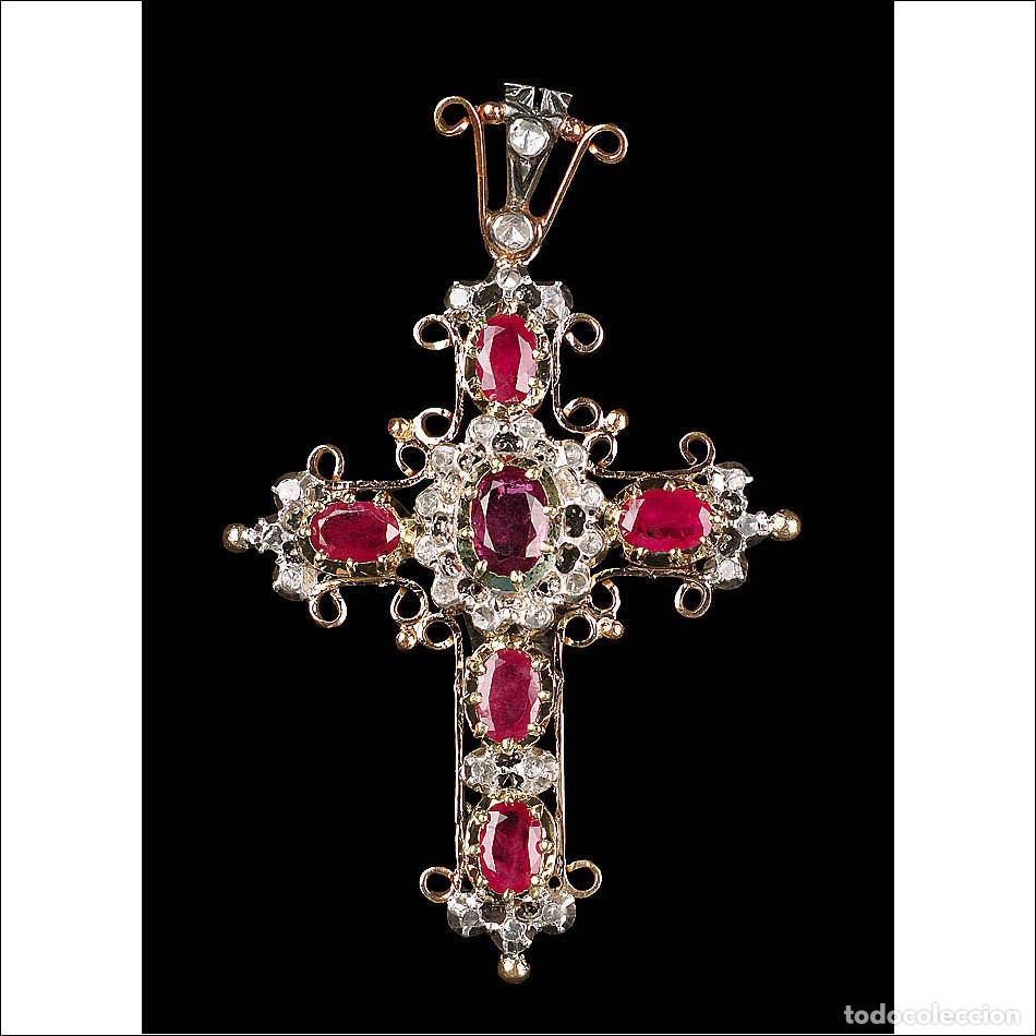 Antig&uuml;edades: Antigua Cruz de Pecho en Oro 18K con Rub&iacute;es y Diamantes Naturales. Espa&ntilde;a, c. 1900-1920