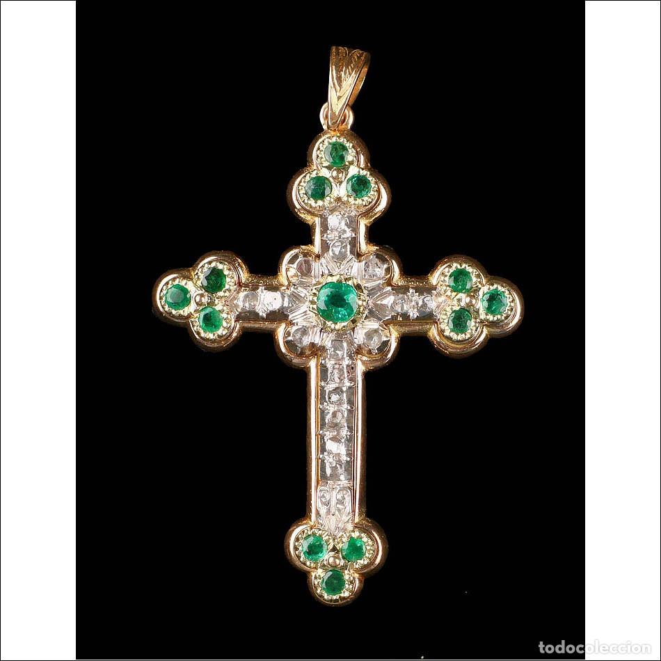 Antig&uuml;edades: Antigua Cruz de Pecho en Oro 18K con Esmeraldas y Diamantes. Espa&ntilde;a c. 1900-1920