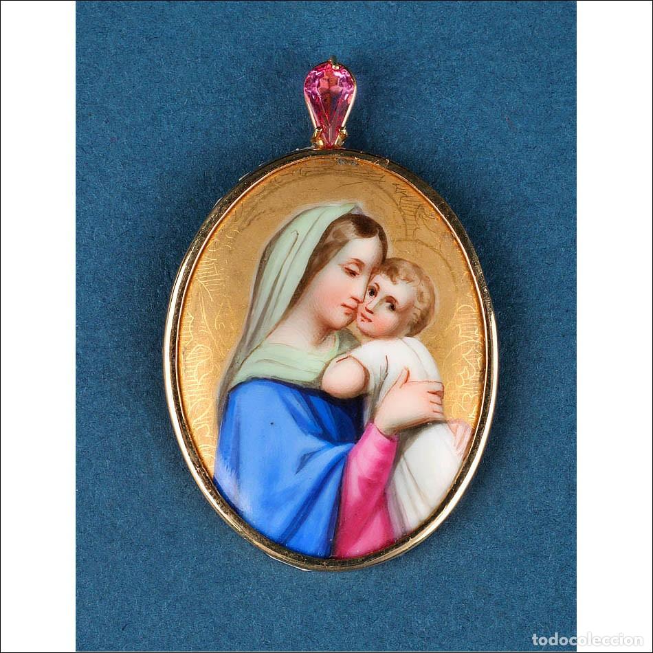 Antig&uuml;edades: Colgante Vintage en Oro de 18K con Esmalte de la Virgen con el Ni&ntilde;o. Espa&ntilde;a S. XX