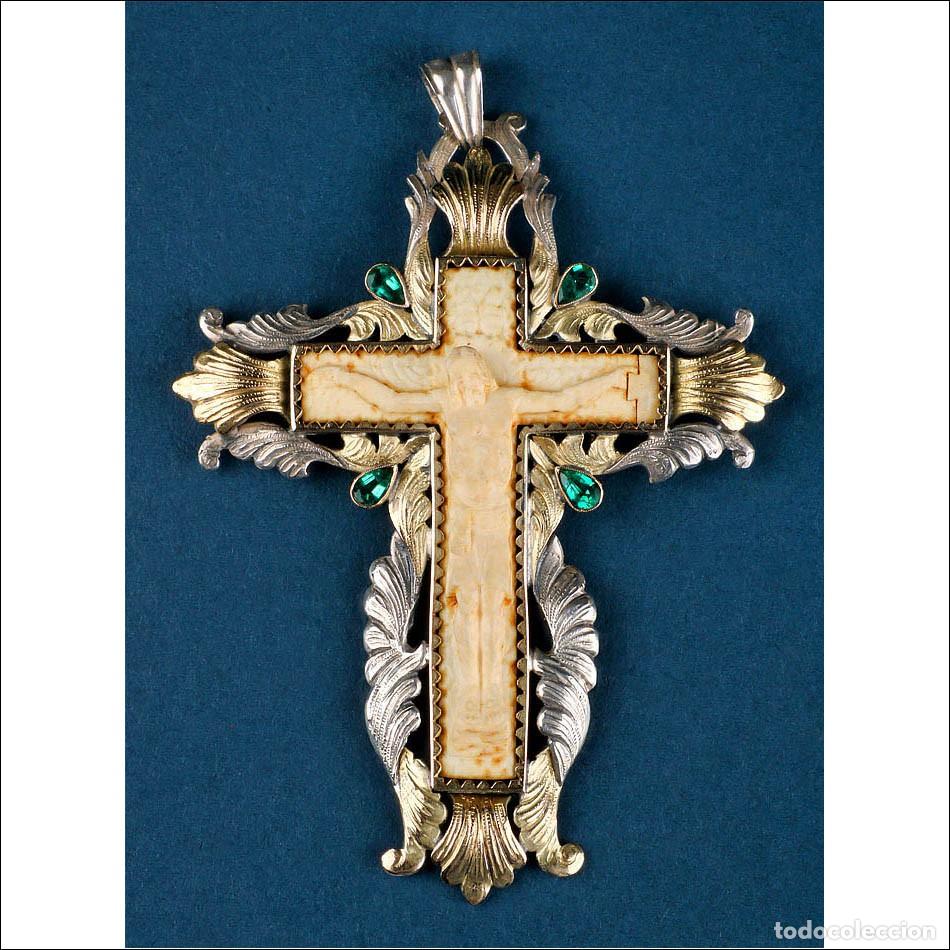 Antig&uuml;edades: Importante Cruz de Pecho Antigua en Plata, Cristo en Marfil y Esmeraldas. Espa&ntilde;a, Siglo XIX
