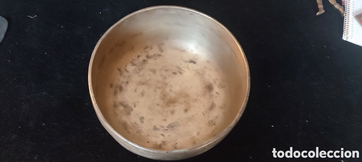 Antig&uuml;edades: Antiguo gran cuenco tibetano siglo XVIII di&aacute;metro 20 cm