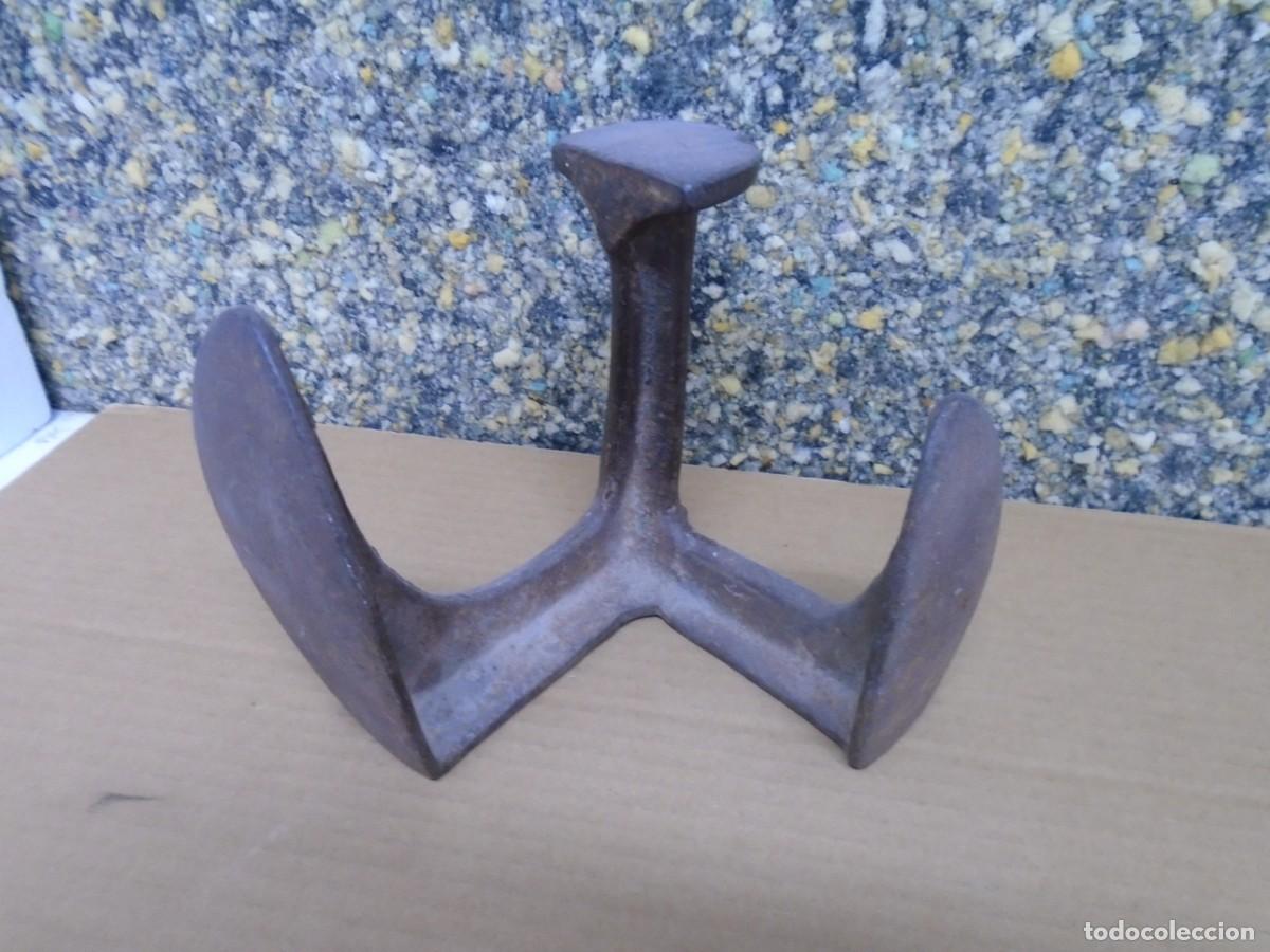 Antiques: ANTIGUO PIE DE ZAPATERO DE HIERRO/YUNQUE-BIGORNIA PARA REPARACION DE CALZADO.