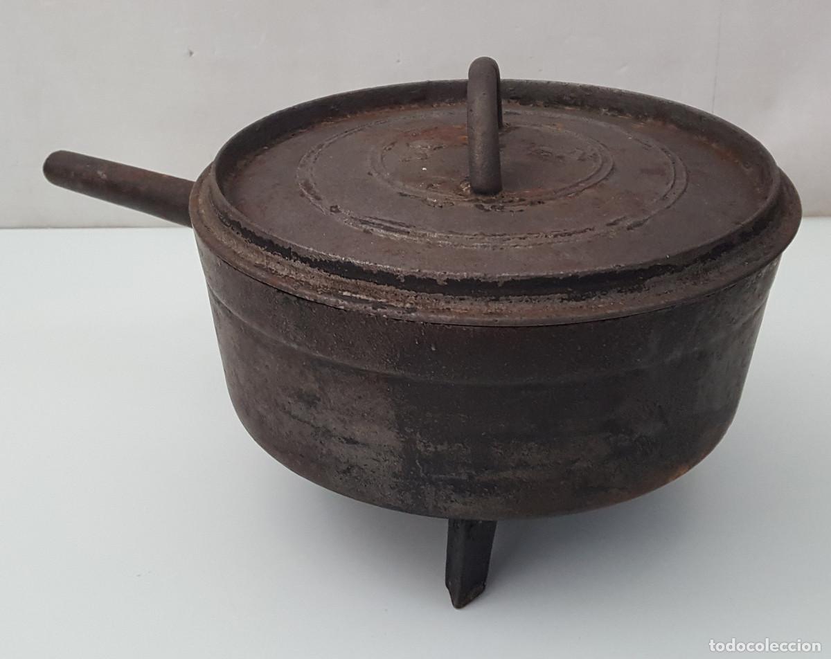 Antig&uuml;edades: CAZUELA O SARTEN HIERRO FUNDIDO 3 PATAS CON TAPA, V I 7 20,50 CM DIAMETRO PESA 2,78 KILOS