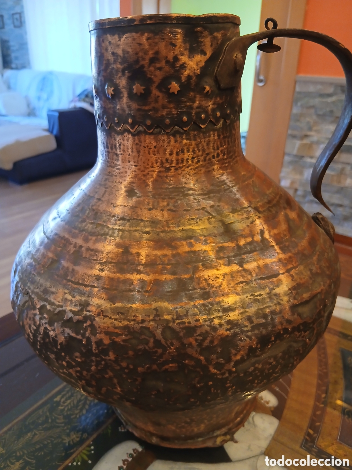 Antig&uuml;edades: Jarra de bronce y cobre martillado del Siglo XVIII a&ntilde;o puesto en asa esculpido 1867