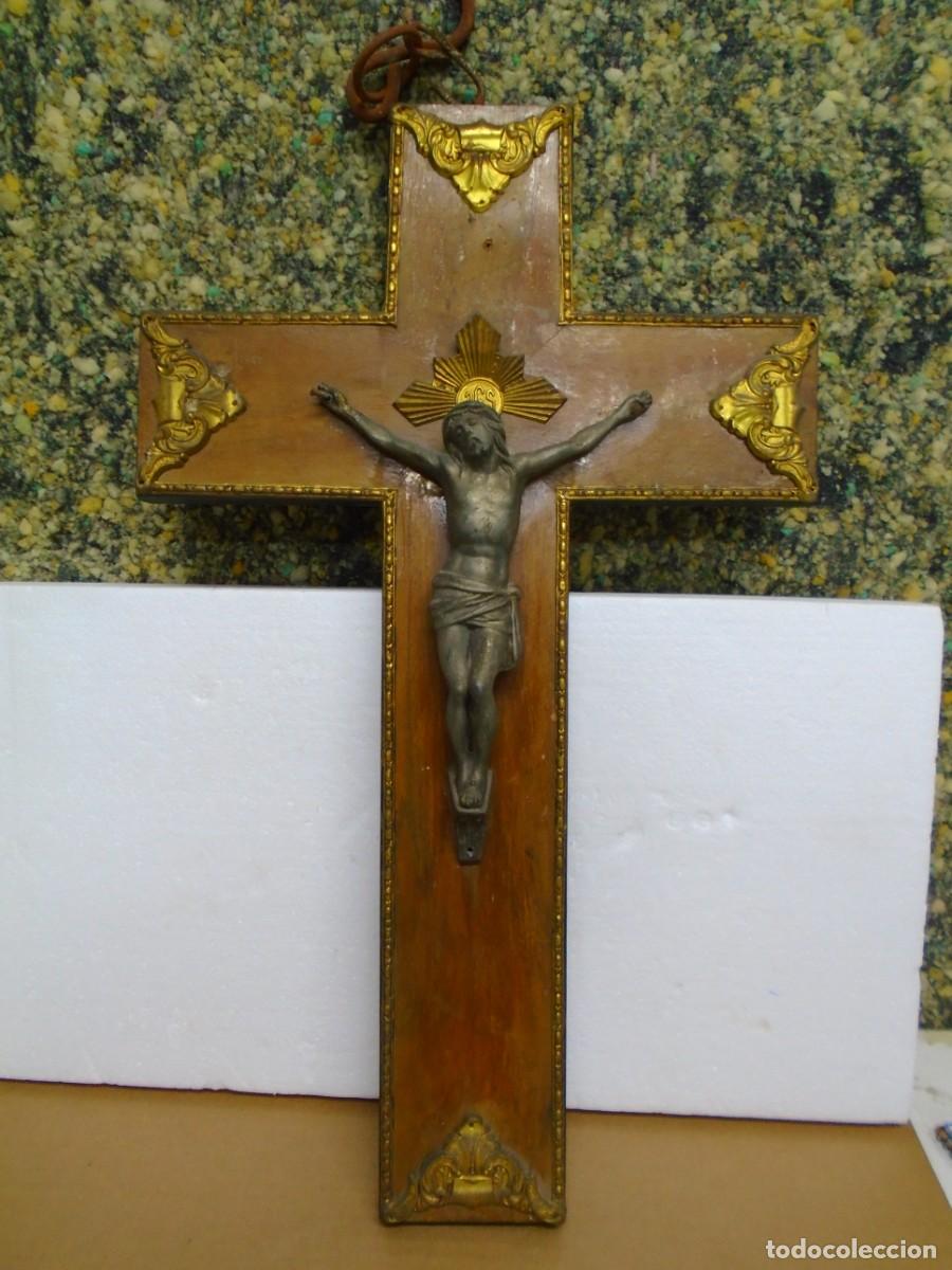 Antiques: ANTIGUO CRUCIFIJO DE PARED,CRISTO DE BRONCE SOBRE CRUZ DE MADERA CON CANTONERAS DE LATON REPUJADO.
