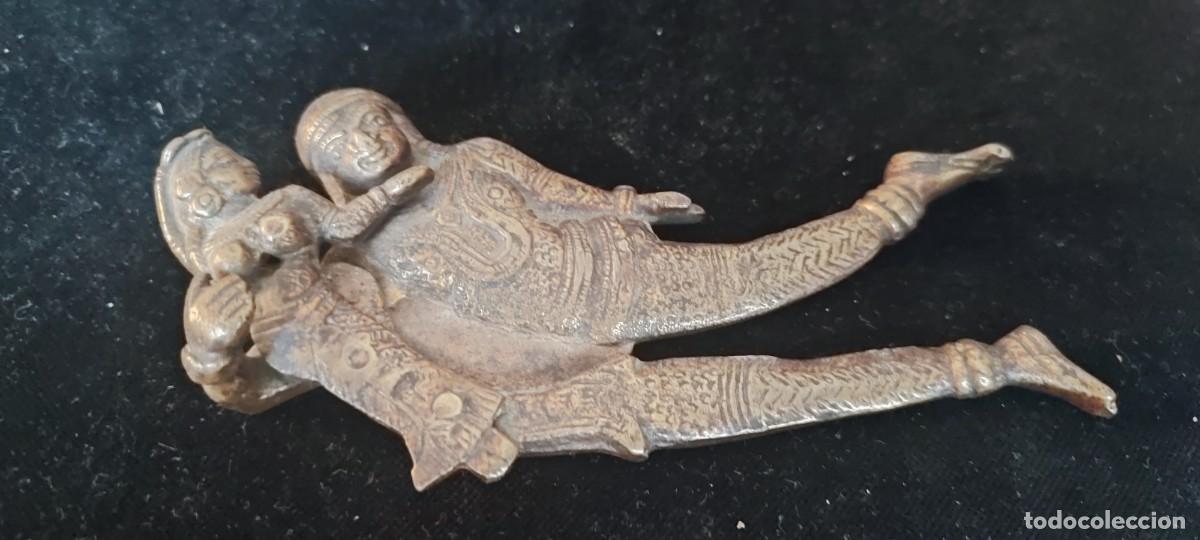 Antig&uuml;edades: Antiguo cascanueces de bronce indio de nuez de betel siglo XVIII