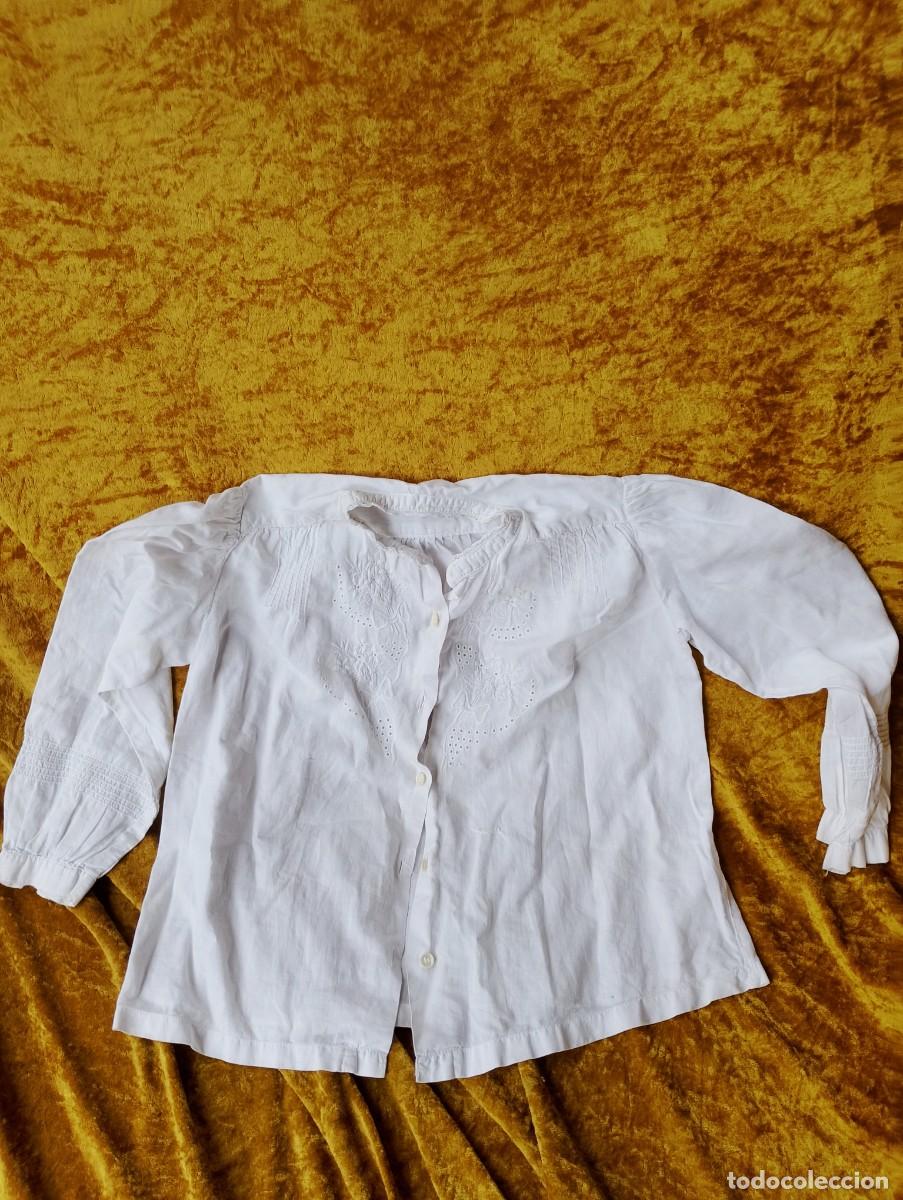 Antig&uuml;edades: Preciosa camisa bordada para ni&ntilde;a/mu&ntilde;eca -muy antigua- por apenas doce euros.