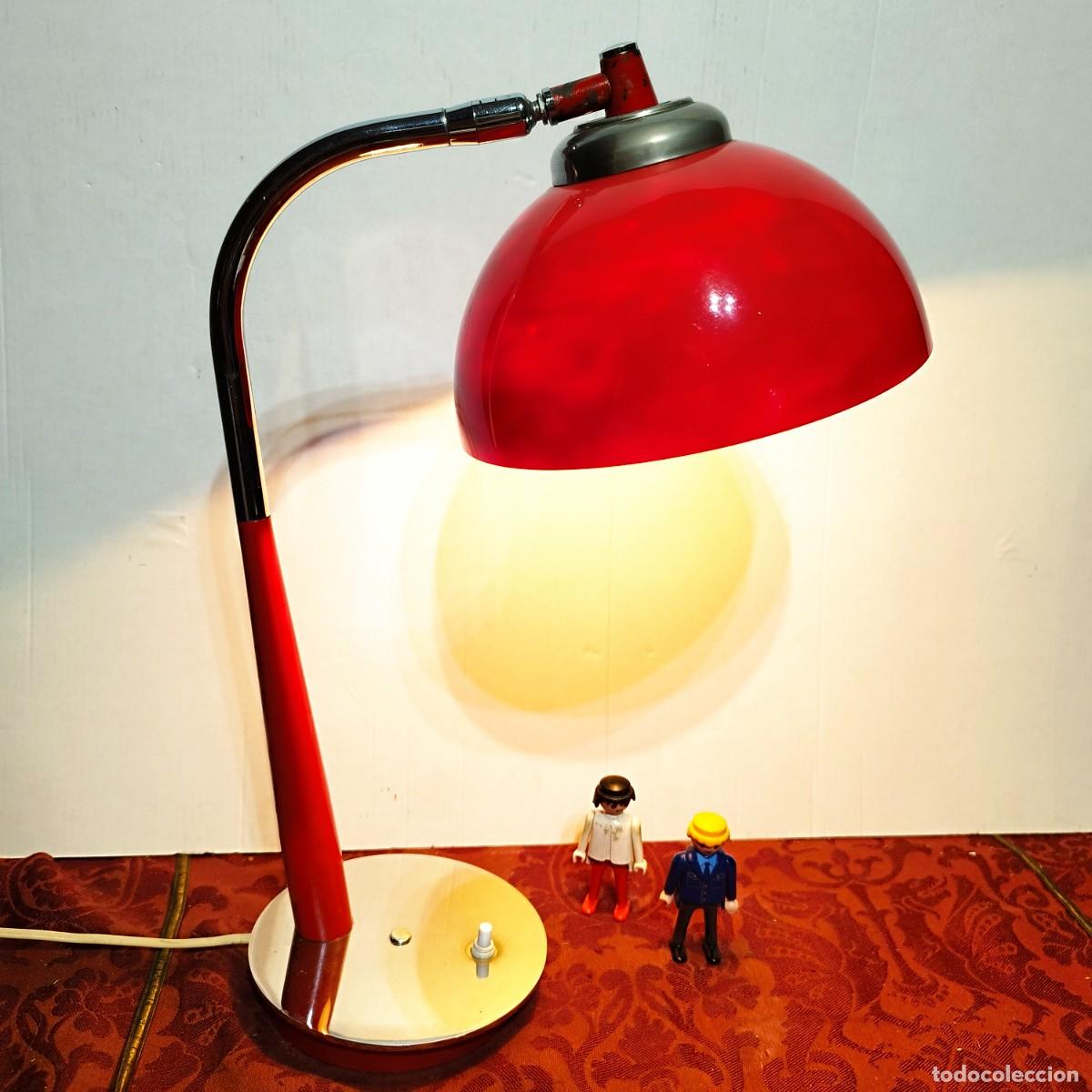 Antig&uuml;edades: LAMPARA DE MESA VINTAGE - CROMADA Y PANTALLA DE COLOR ROJO -