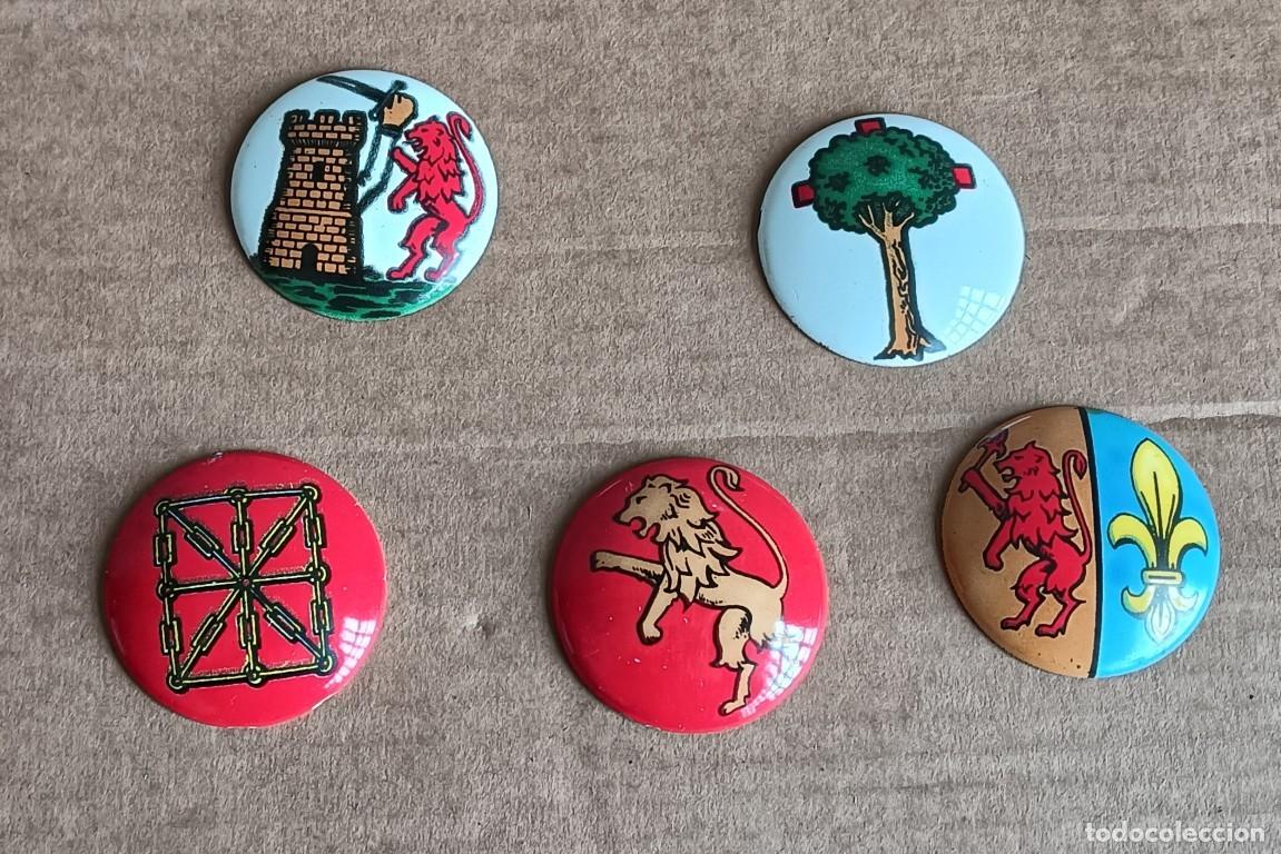 Antig&uuml;edades: 5 chapas esmaltadas escudos - 5 cm. di&aacute;metro