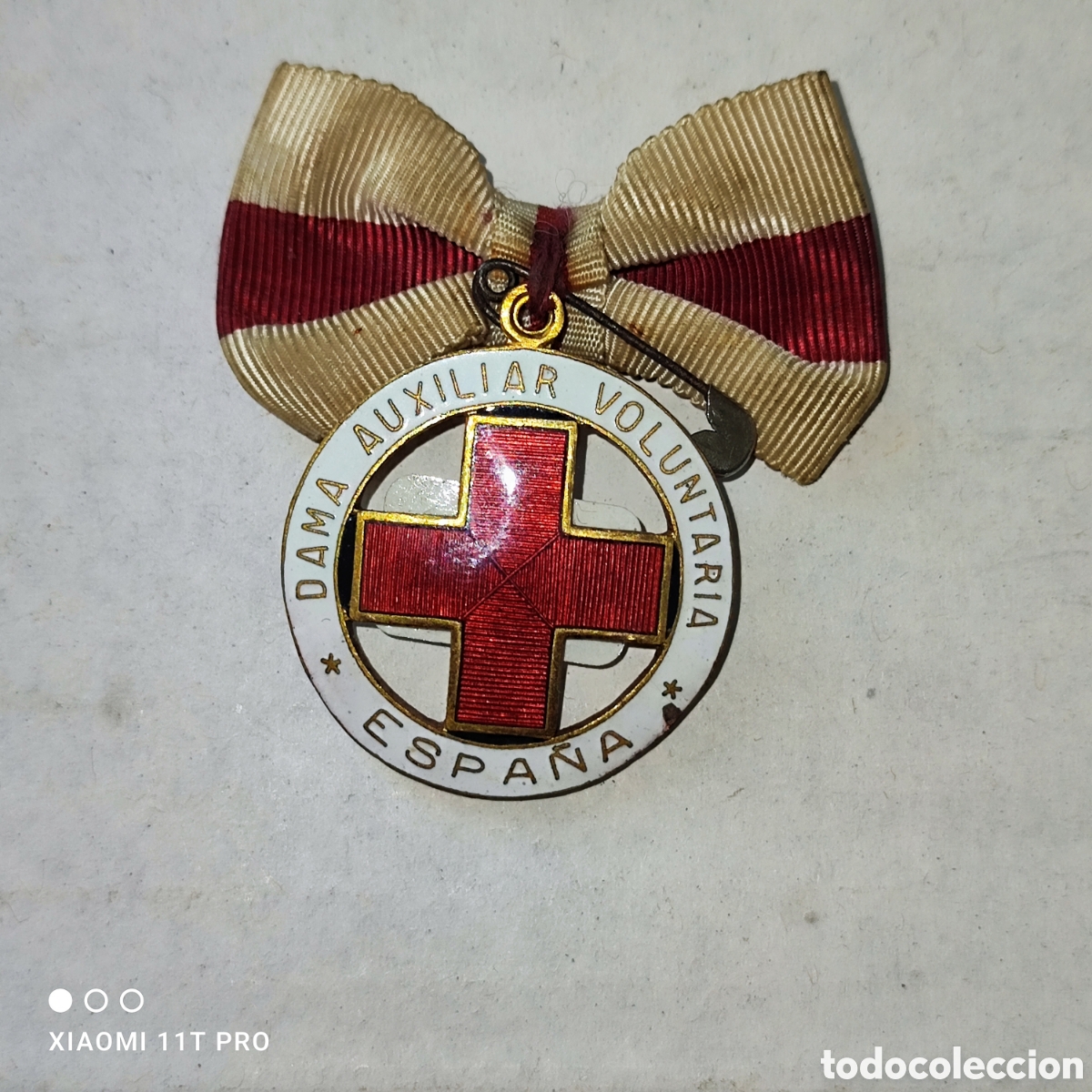 Antig&uuml;edades: Medalla Dama auxiliar voluntaria de la cruz roja.
