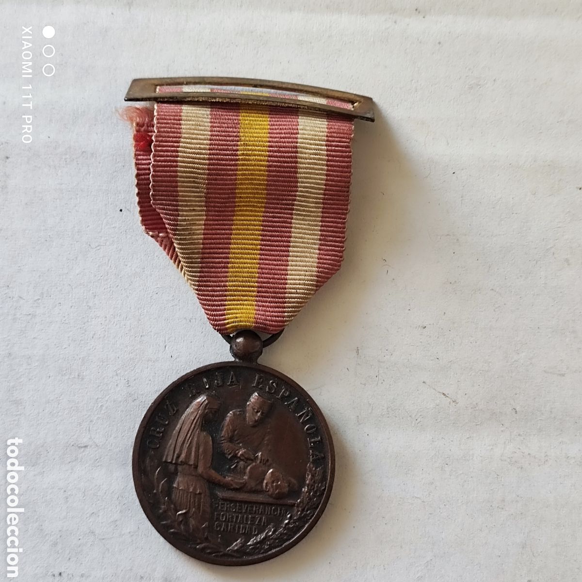 Antig&uuml;edades: Medalla cruz roja premio a la constancia.