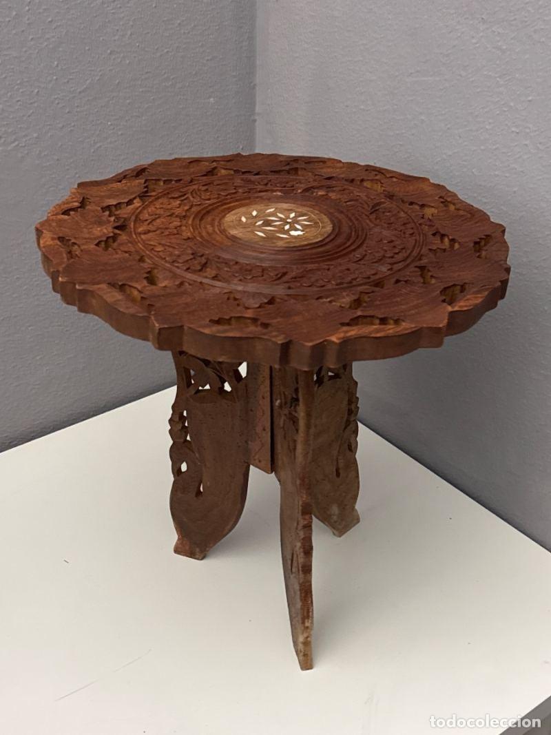 Antig&uuml;edades: Mesa auxiliar artesanal de madera tallada | Decorativa plegable estilo marroqu&iacute;/indio
