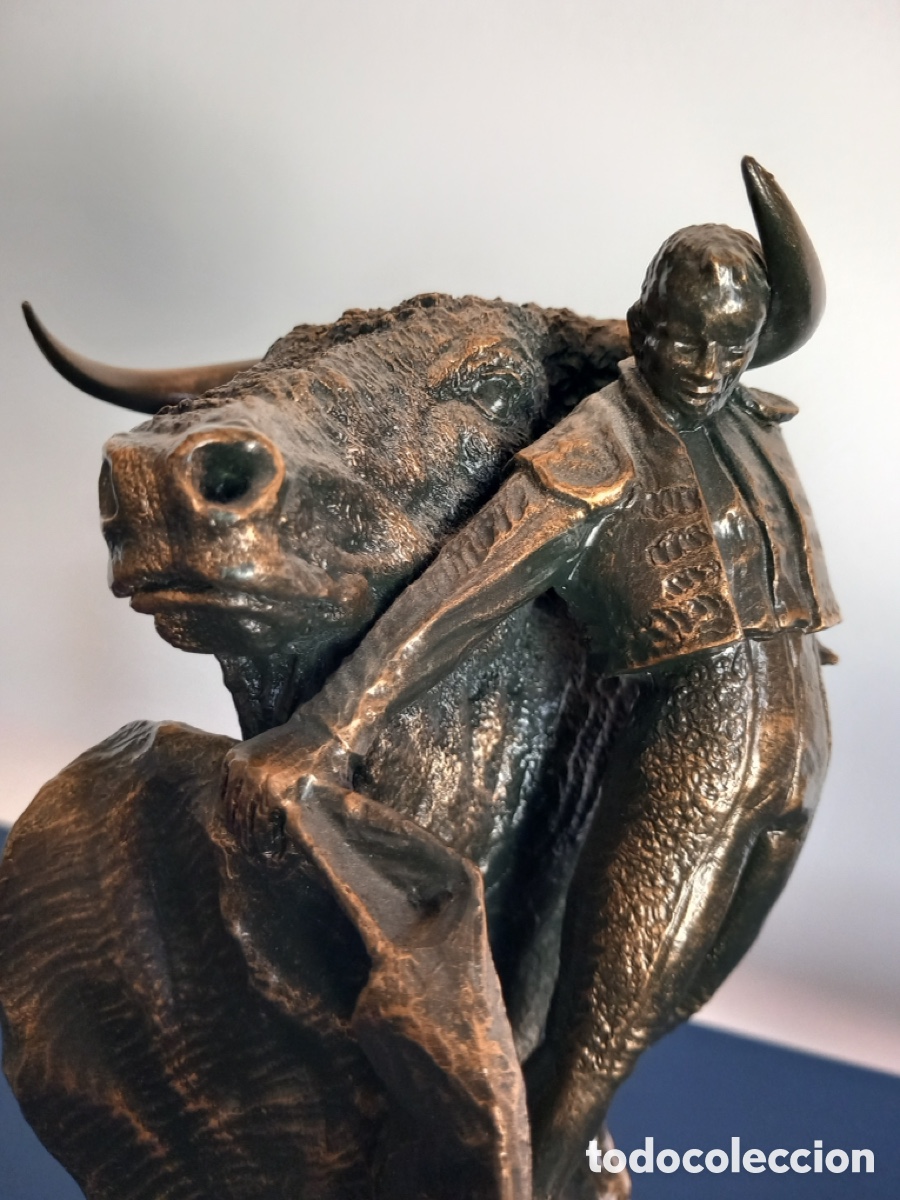 Antig&uuml;edades: Figura decorativa de torero y toro en bronce / metal patinado