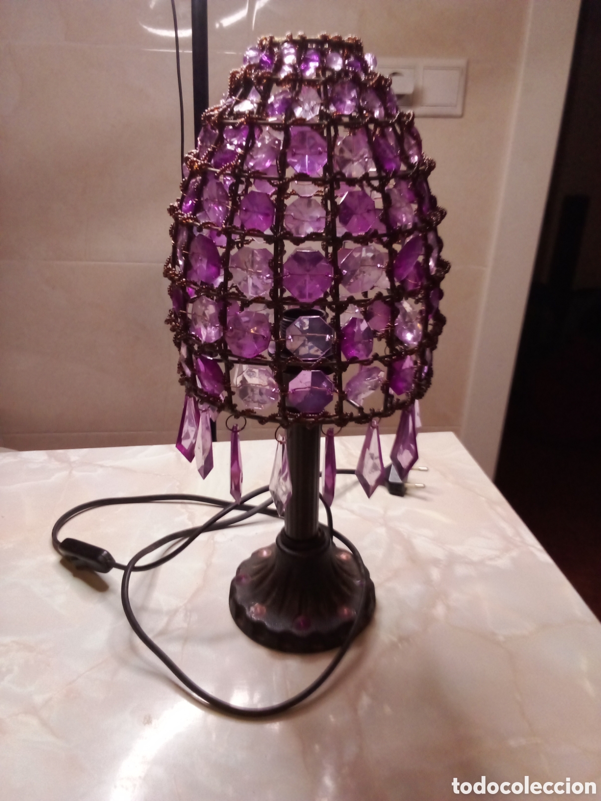 Antig&uuml;edades: Lampara de sobremesa vintage con abalorios morados y base de forja