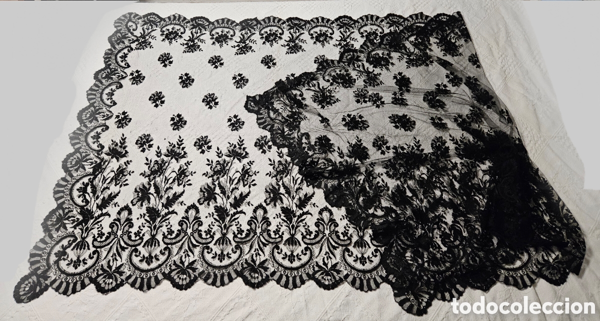 Antig&uuml;edades: MAGISTRAL MANTILLA ANTIGUA DE ENCAJE DE GALLEORUSA DE SEDA