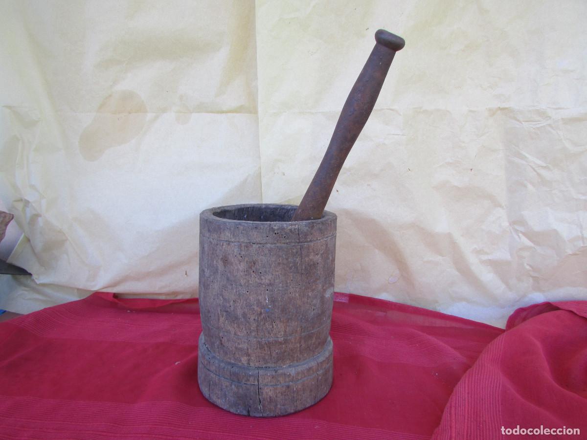 Antig&uuml;edades: MORTERO, ALM&Iacute;REZ EN Madera noble . Centenario. CON MANO O MAZO. de hierro. 4 kg