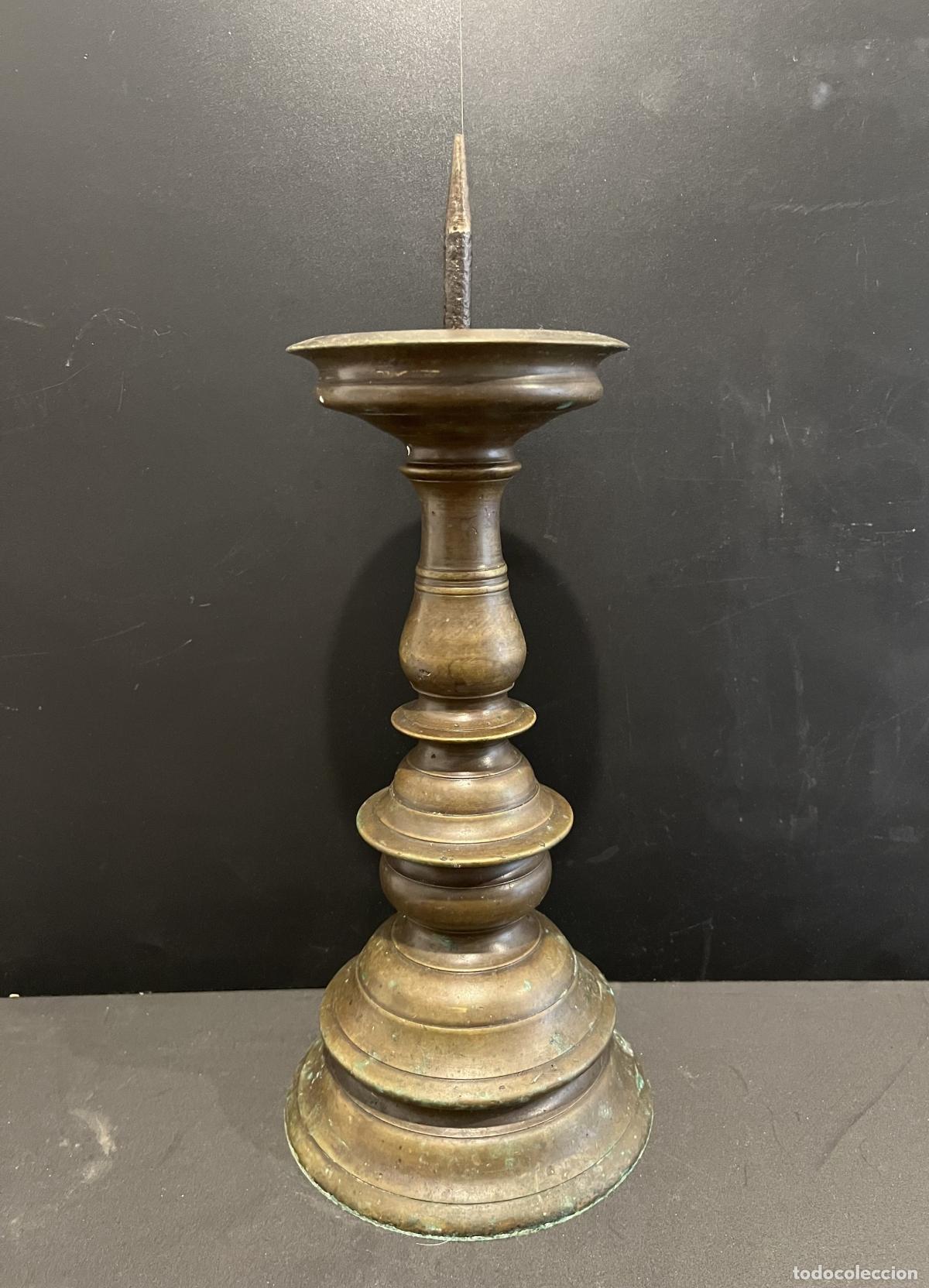Antig&uuml;edades: Gran candelero g&oacute;tico en bronce del siglo XV o principios XVI.