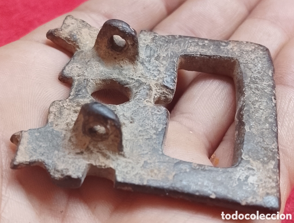 Antig&uuml;edades: Hebilla visigoda de bronce grabado con c&iacute;rculos conc&eacute;ntricos - Foto 2