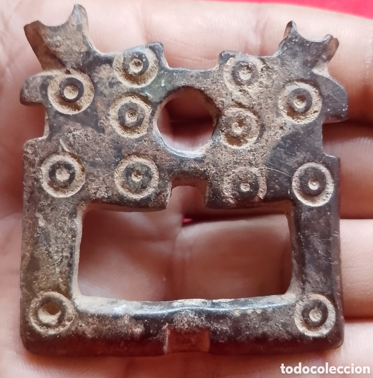 Antig&uuml;edades: Hebilla visigoda de bronce grabado con c&iacute;rculos conc&eacute;ntricos