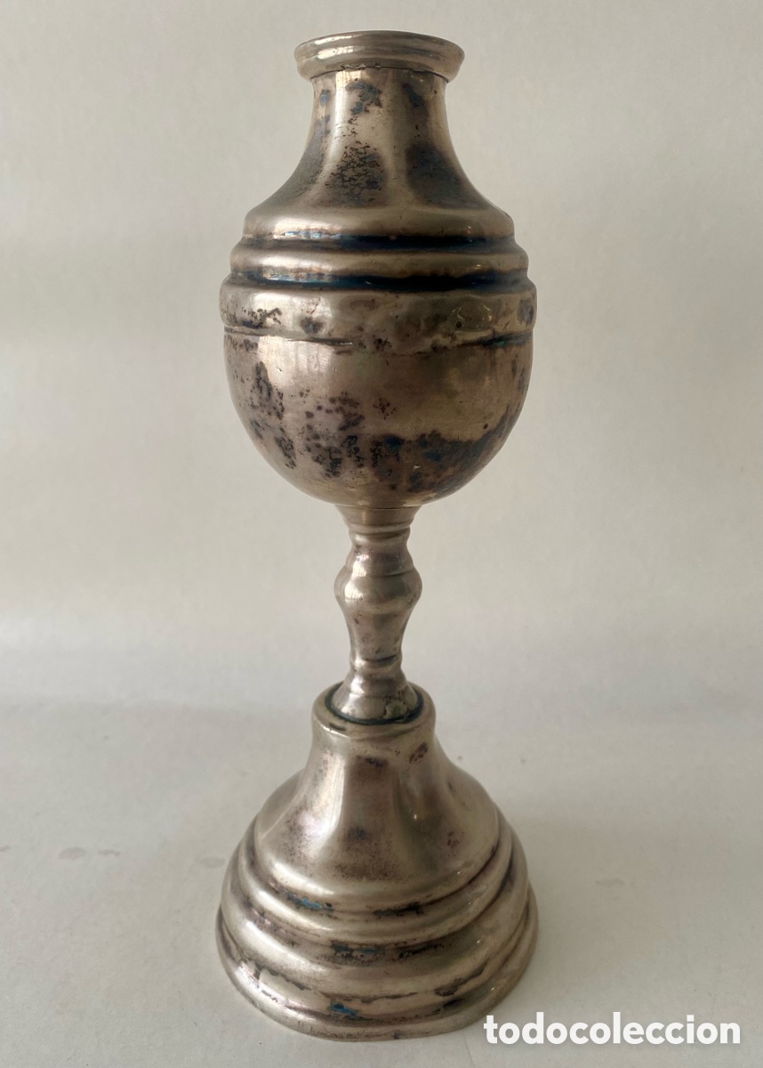 Antig&uuml;edades: Mate en forma de c&aacute;liz estilizado y base redonda metal plateado Siglo XIX colonial virreinal
