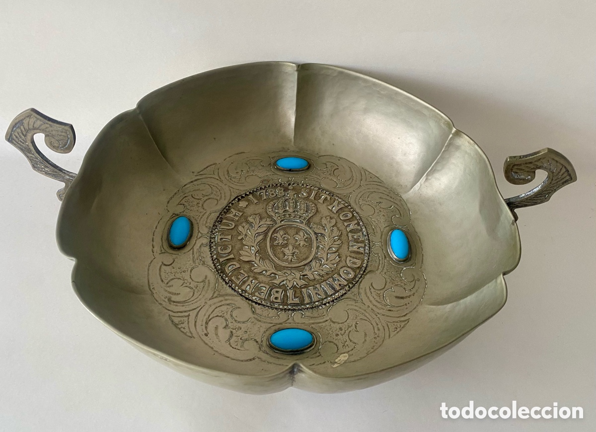 Antig&uuml;edades: Cuenco centro colonial metal plateado y piedras azules centro con dise&ntilde;o de moneda de Fernando VI