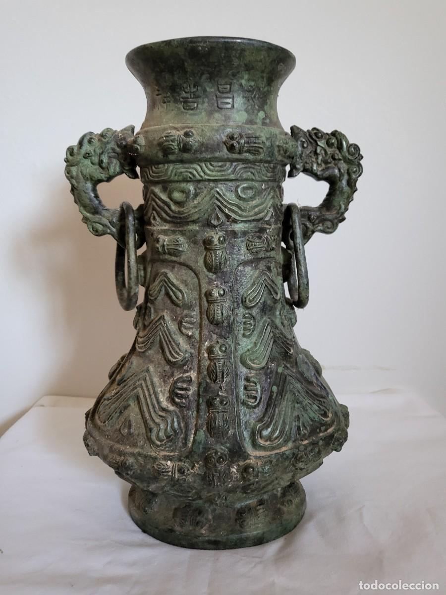 Antig&uuml;edades: Jarr&oacute;n ritual chino bronce, asas drag&oacute;n, escritura arcaica, p&aacute;tina verde original s.XIX-XX