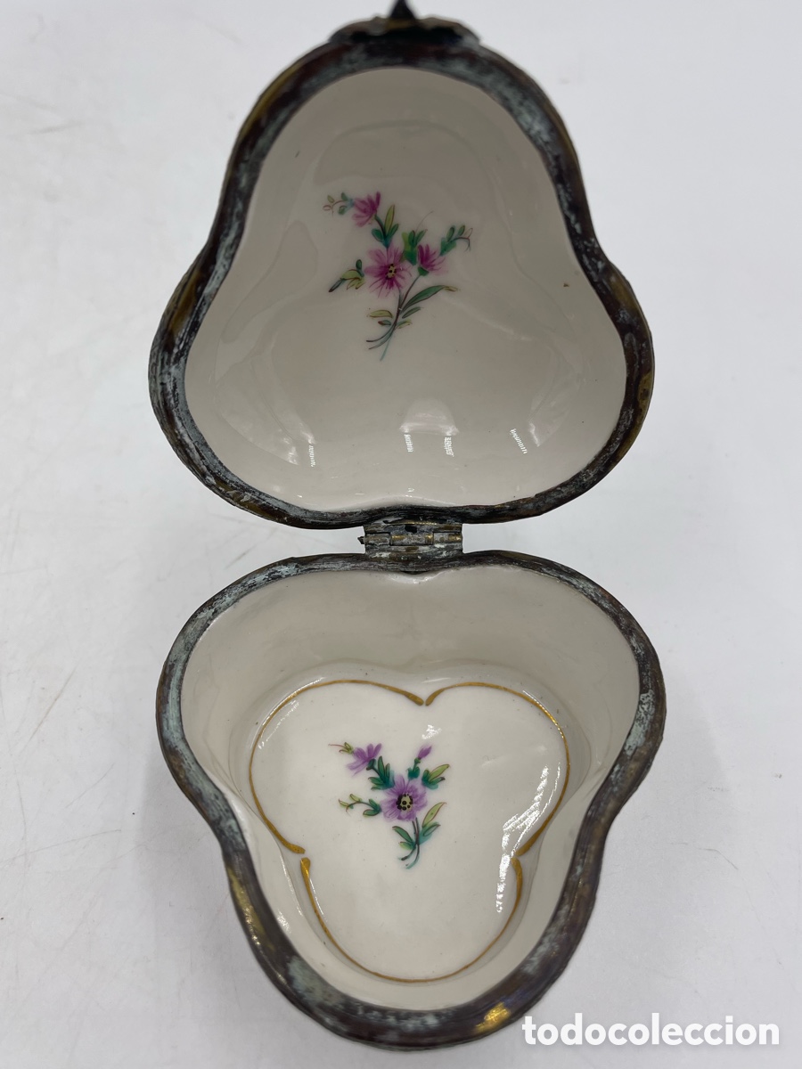 Antiques: Bonito joyero Antiguo de porcelana o caja de baratijas.