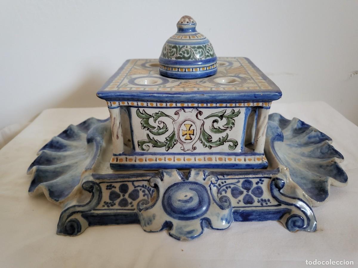 Antig&uuml;edades: Tintero escriban&iacute;a cer&aacute;mica Talavera s.XIX, pol&iacute;cromo con cruz, completo con tapa