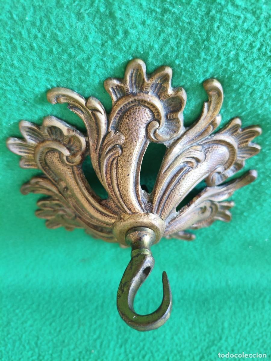 Antig&uuml;edades: ANTIGUO FLORON DE BRONCE DORADO PARA COLGAR LAMPARA DE TECHO. MODERNISTA. ART NOUVEAU