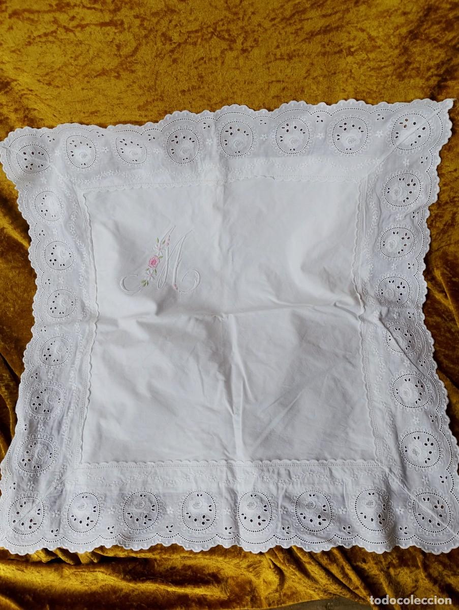 Antig&uuml;edades: Precioso coj&iacute;n bordado -tipo cuadrante- con A y M may&uacute;sculas, (perteneci&oacute; a un matrimonio) por apena