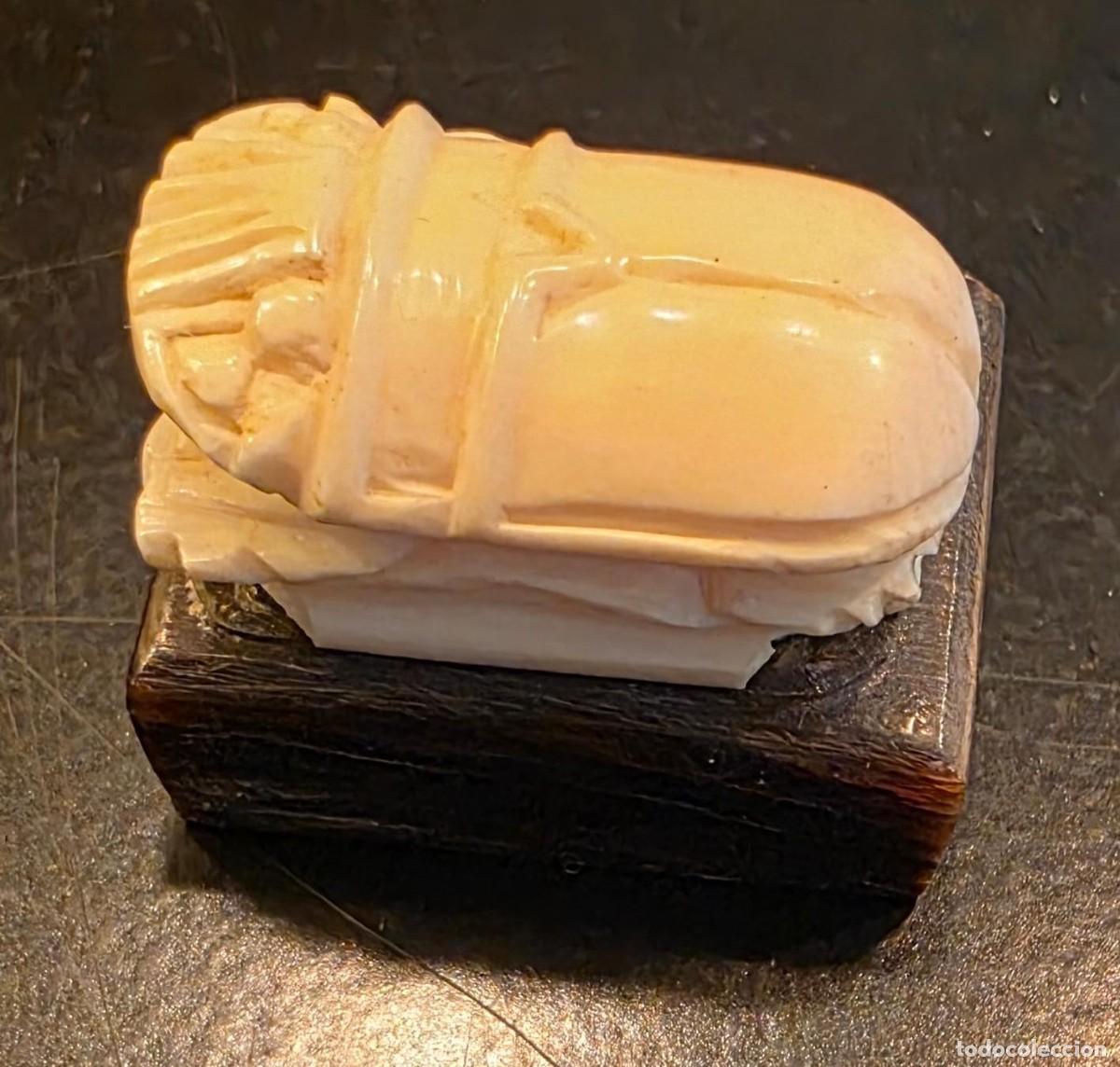 Antig&uuml;edades: Escarabajo Egipcio Tallado en Hueso sobre Peana de Madera &ndash; Miniatura Decorativa