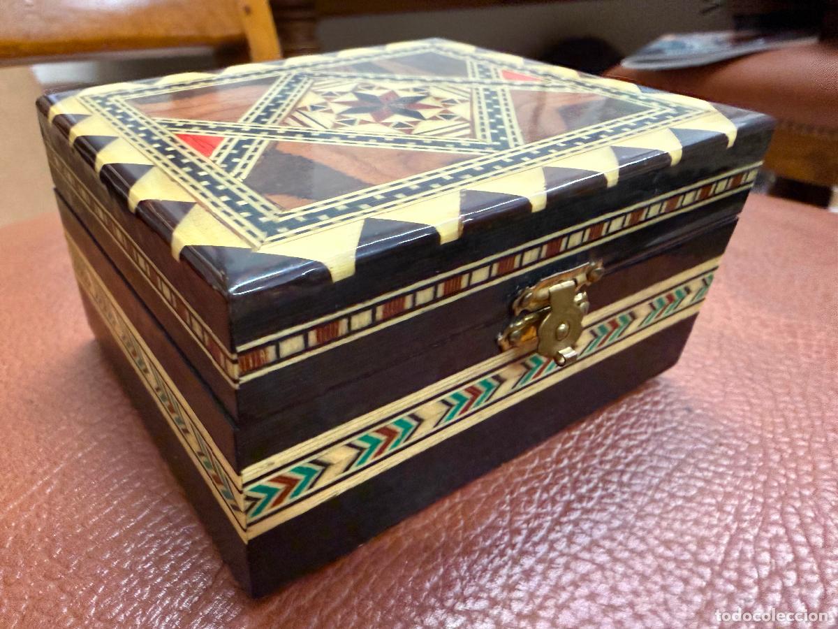 Antig&uuml;edades: Bonita caja de taracea o marqueteria hecha a mano de Granada. Mide 10,5x9x5,5cms