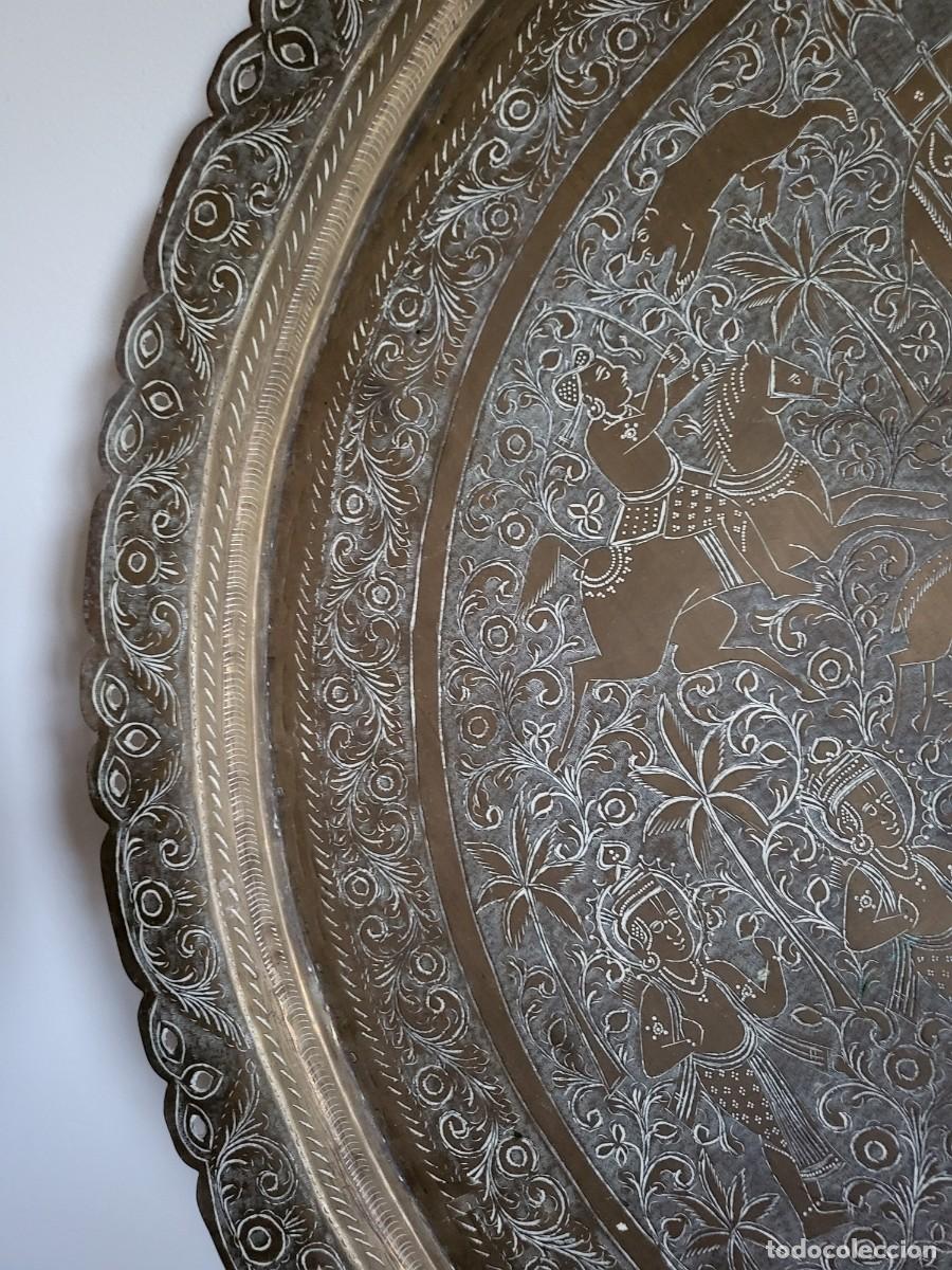 Antig&uuml;edades: Bandeja ceremonial indo-persa lat&oacute;n grabado, escenas cortesanas, ~70cm, s.XIX