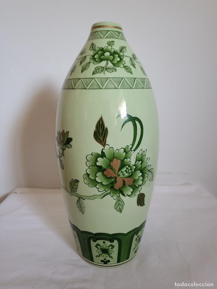 Antig&uuml;edades: Jarr&oacute;n loza espa&ntilde;ola chinoiserie, fondo celad&oacute;n, peon&iacute;as doradas, Made in Spain