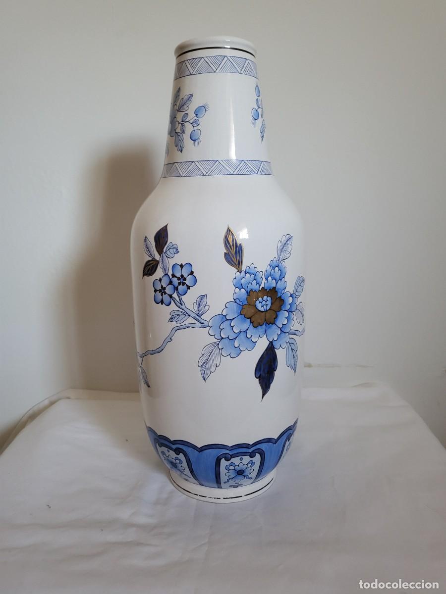 Antig&uuml;edades: Jarr&oacute;n loza espa&ntilde;ola azul blanco estilo Delft, pintado mano, peon&iacute;as, a&ntilde;os 50-70