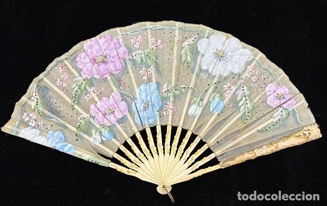 Antig&uuml;edades: Abanico con varillaje de hueso y pa&iacute;s pintado a mano