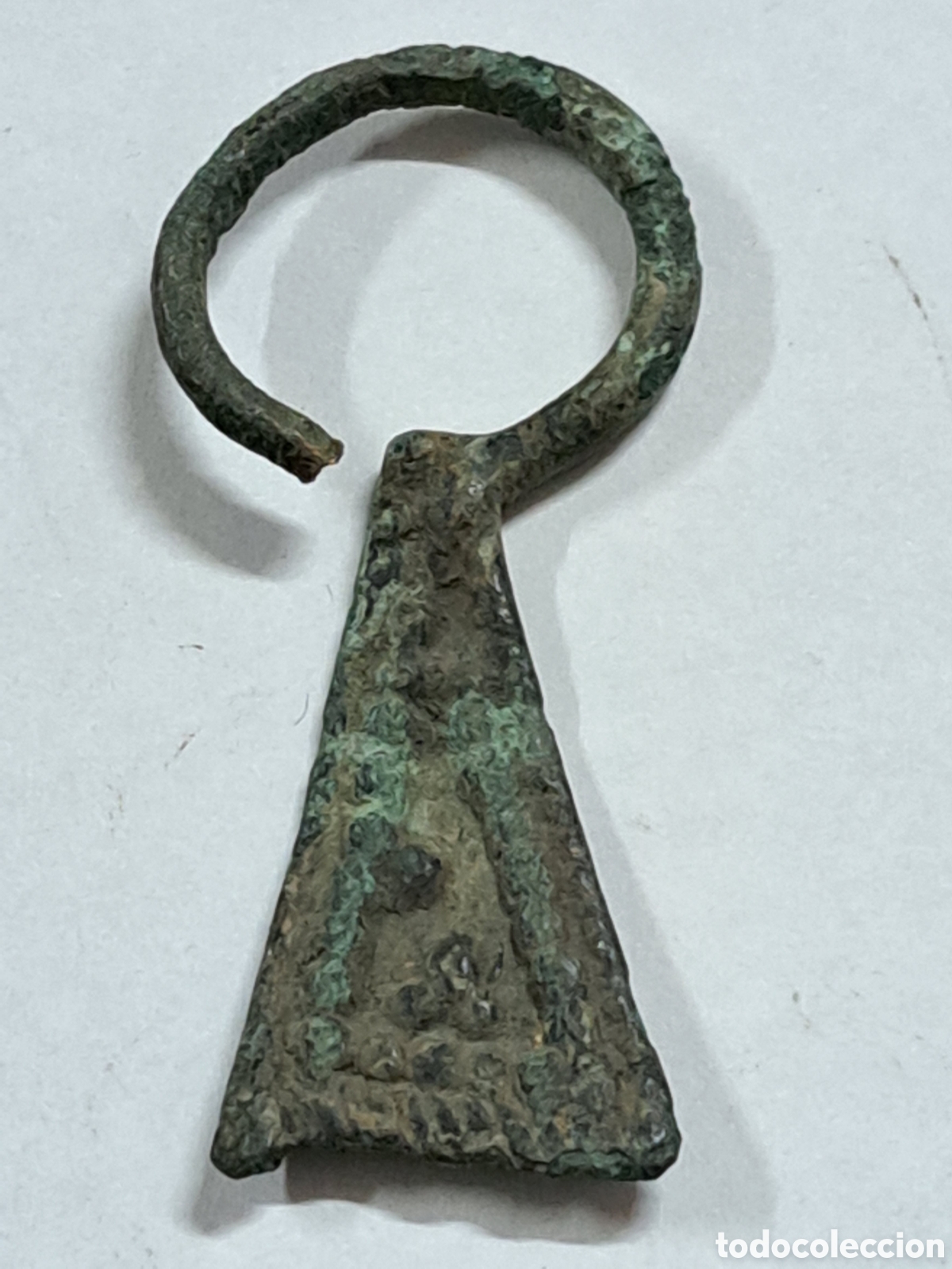 Antig&uuml;edades: Colgante de bronce labrado de la &eacute;poca vikinga alrededor del siglo X