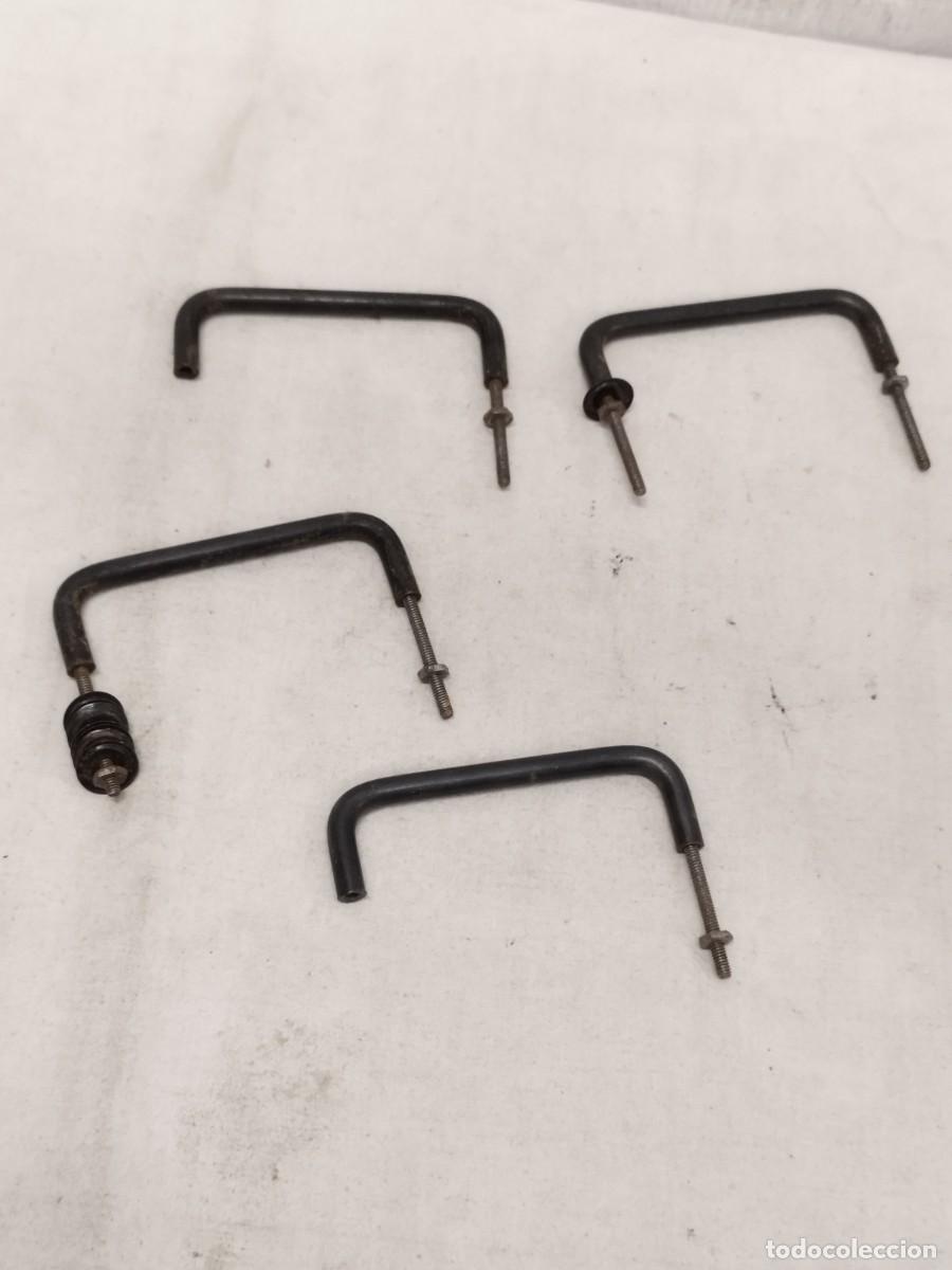 Antig&uuml;edades: 4 agarraderas de metal. Asas, tirador de puerta.