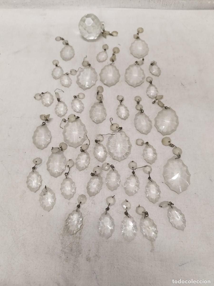 Antig&uuml;edades: Lote de 49 cristales, l&aacute;grimas o adornos de cristal. L&aacute;mpara