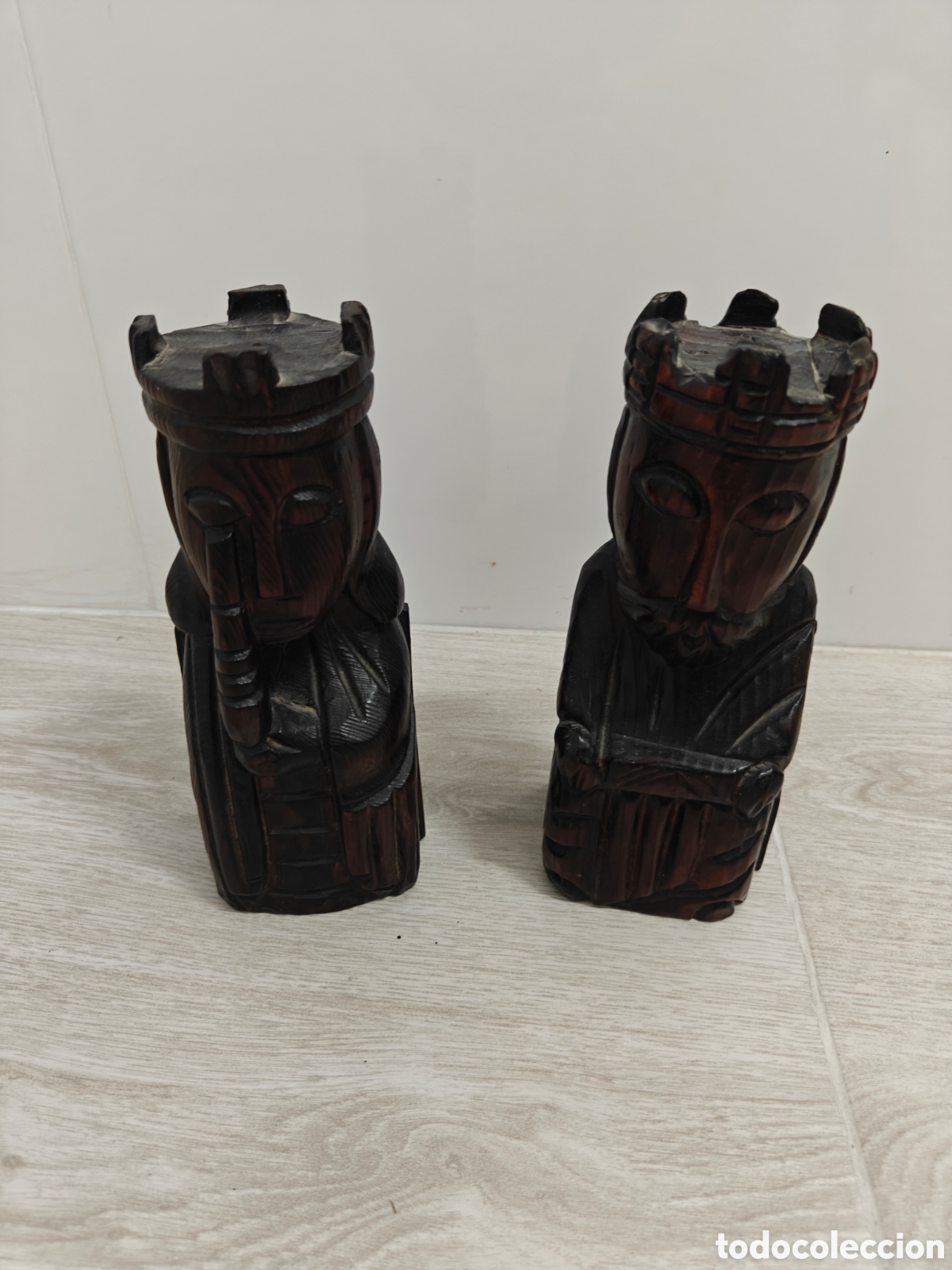 Antig&uuml;edades: Pareja de Reyes de madera. Sujeta libros