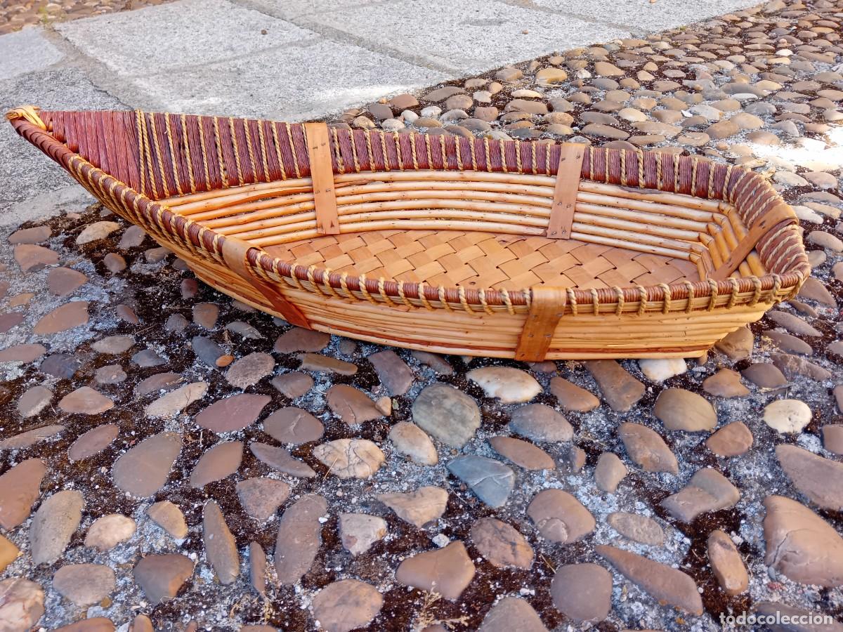 Antig&uuml;edades: Cesta tipo barca de junco y cuerda