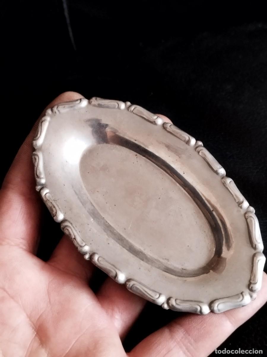 Antig&uuml;edades: Antigua peque&ntilde;a bandeja de metal plateado a identificar.