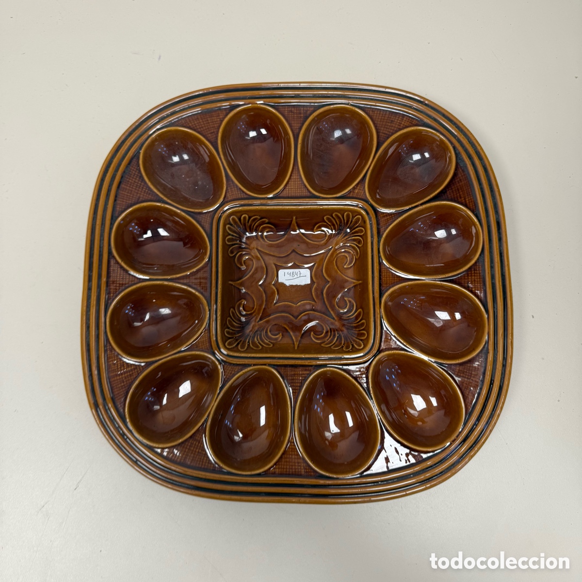 Antig&uuml;edades: Plato en cer&aacute;mica esmaltada con sello ceramisa para una docena de huevos