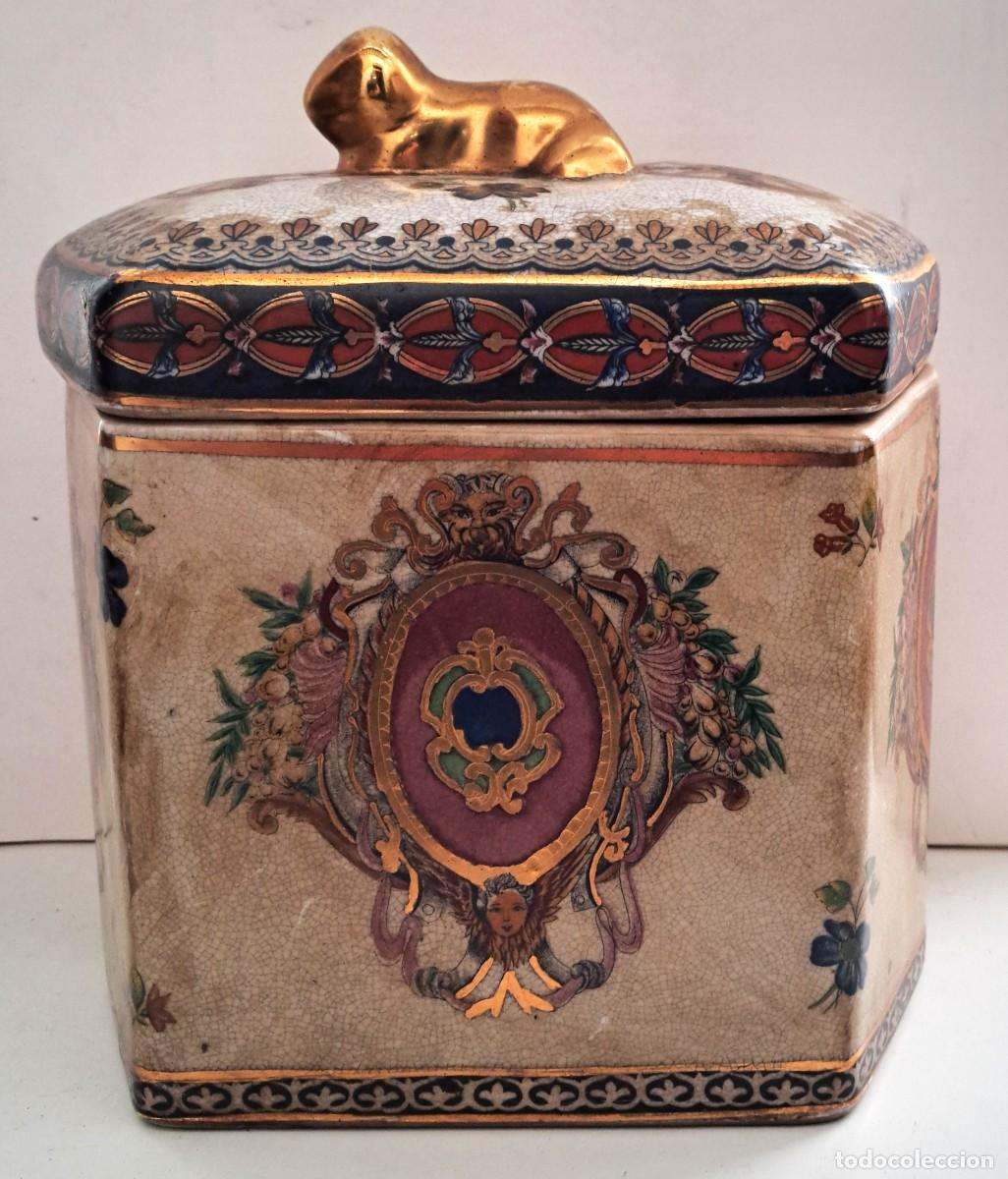 Antig&uuml;edades: CAJA DE CERAMICA HEXAGONAL CON TAPA DECORADA CON PEQUE&Ntilde;O ANIMAL DORADO. CAJACERAMICA-02