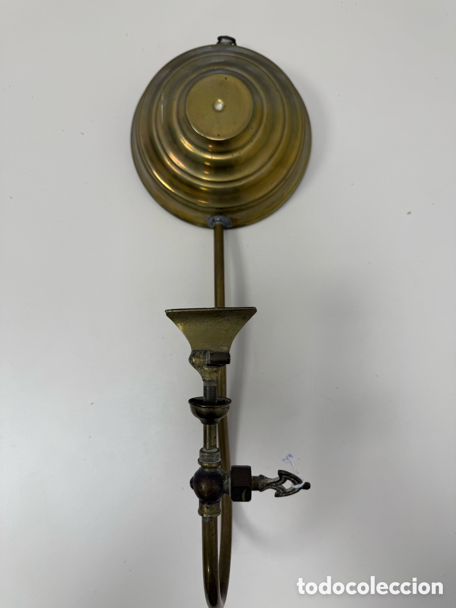 Antig&uuml;edades: L&aacute;mpara de aceite para colgar en la pared. Toda en lat&oacute;n. 50 cms aprox