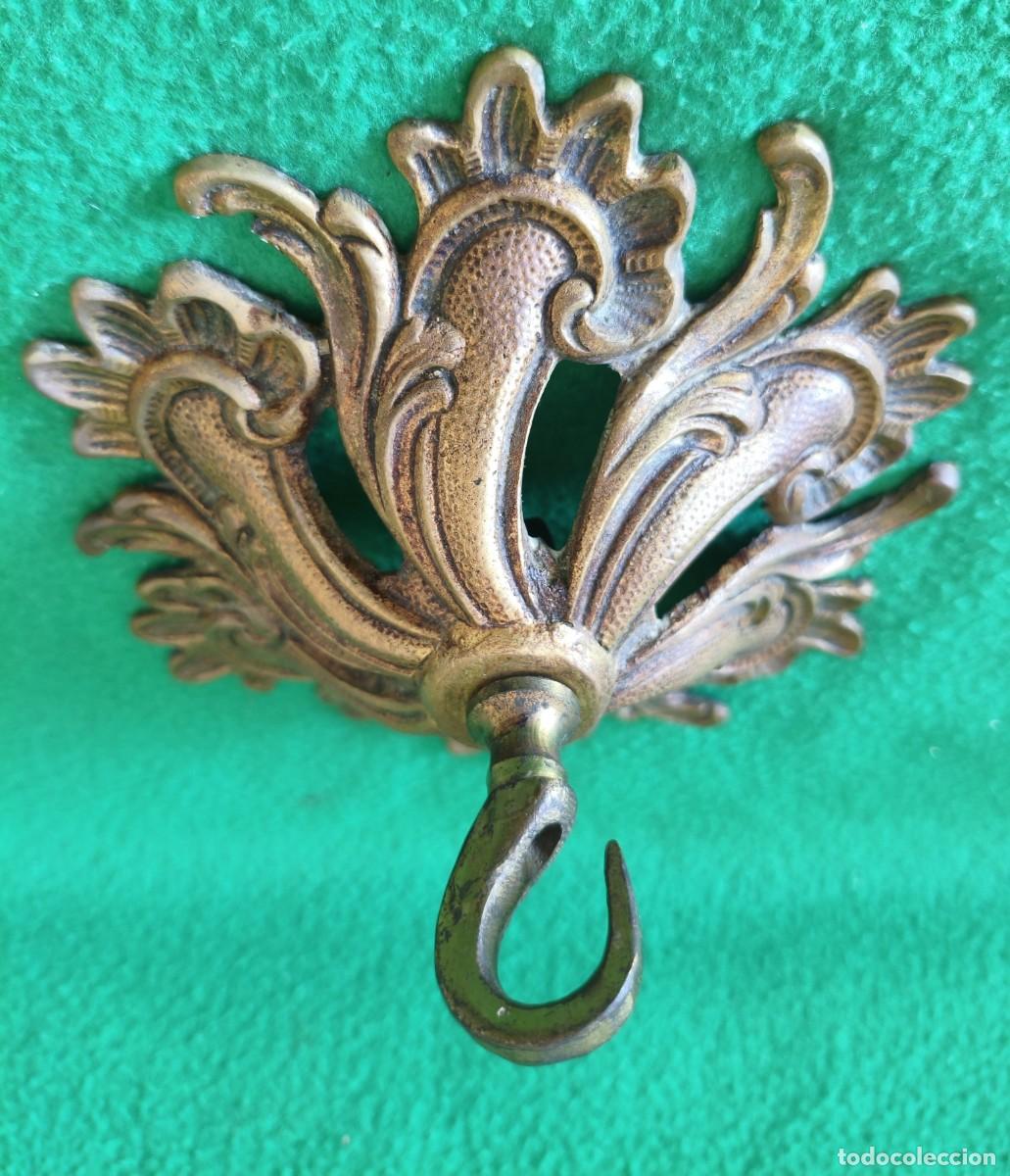Antig&uuml;edades: ANTIGUO FLORON DE BRONCE DORADO PARA COLGAR LAMPARA DE TECHO. MODERNISTA. ART NOUVEAU
