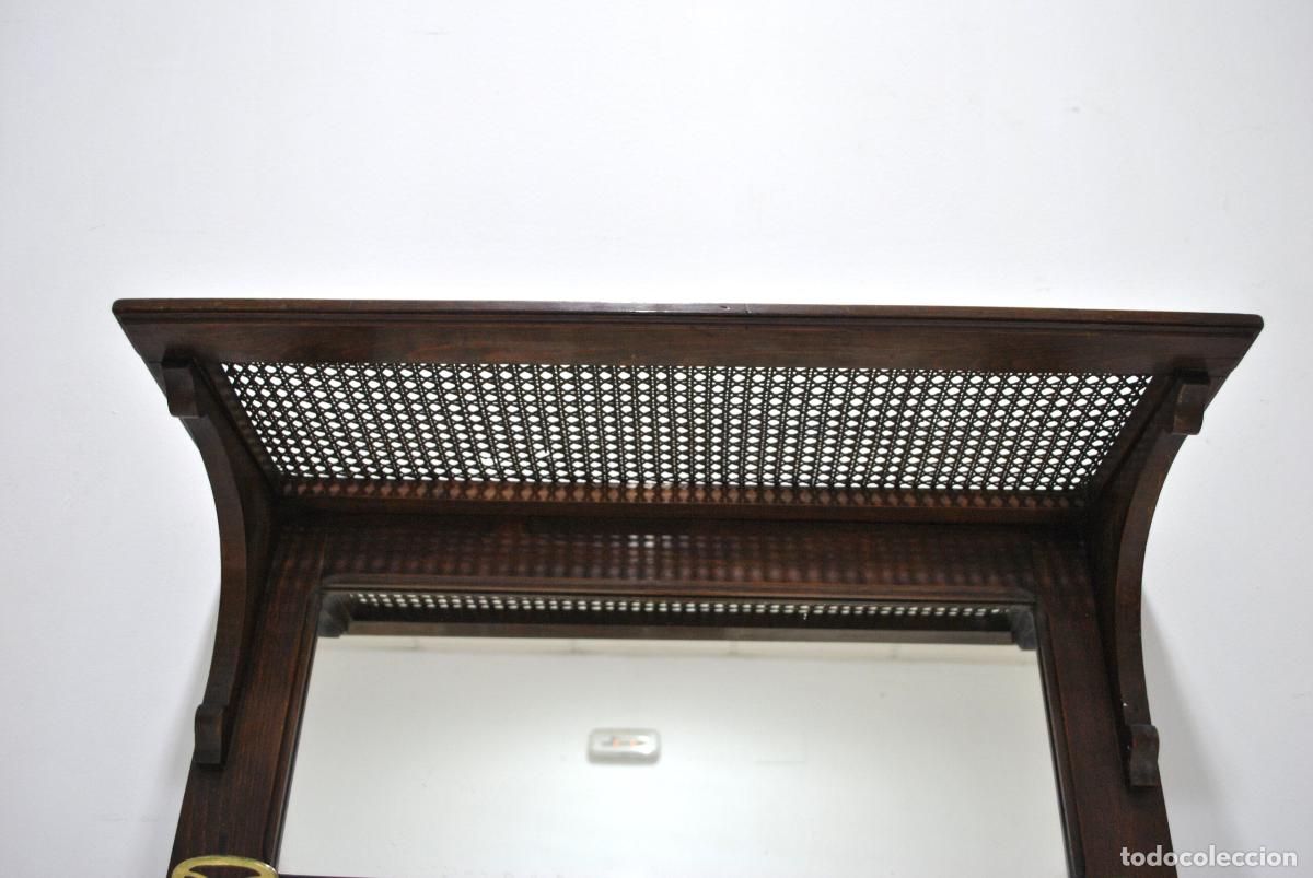 Antig&uuml;edades: Perchero de pared con espejo y rejilla - Foto 3