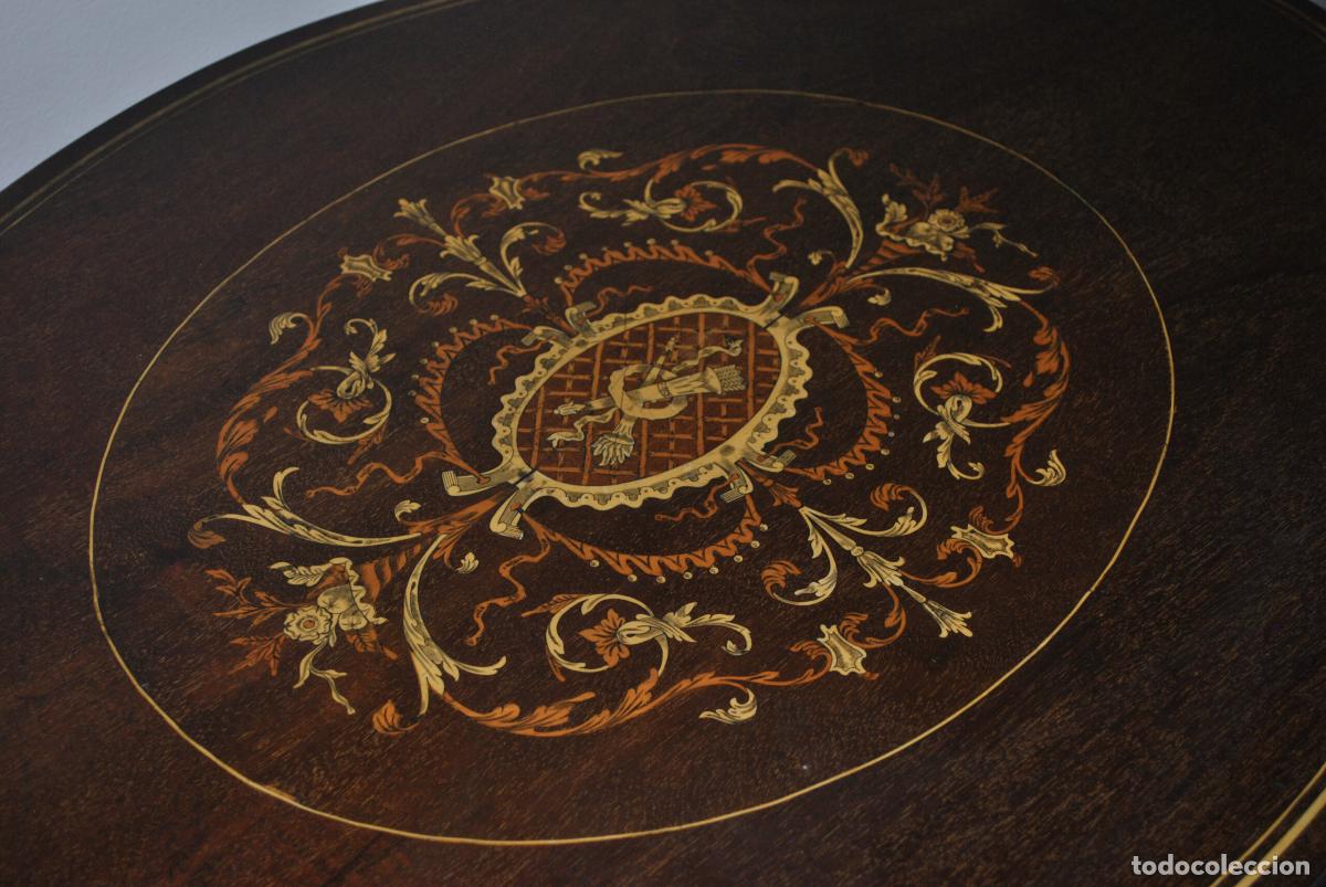 Antig&uuml;edades: Mesa auxiliar de madera con marqueter&iacute;a - Foto 3