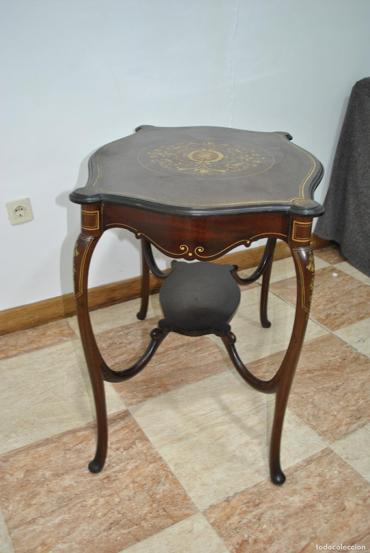 Antig&uuml;edades: Mesa auxiliar de madera con marqueter&iacute;a - Foto 4